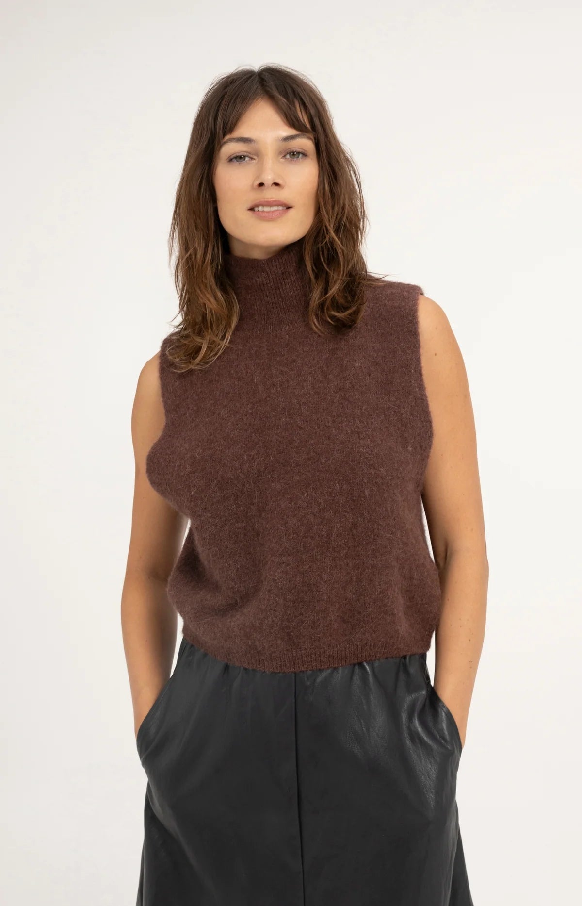 YAYA Sleeveless High Neck Sweater